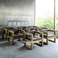 Kursi teras minimalis Nando dengan kayu jati solid dan bantalan jok abu-abu modern