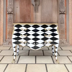 Bufet catur klasik minimalis dengan sentuhan lis emas