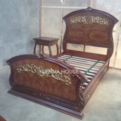 Dipan ukir jati natural asli buatan pengrajin Jepara dengan detail klasik