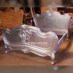 Dipan jati ukir klasik warna natural dengan sentuhan gaya modern