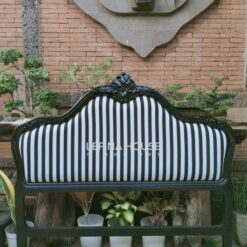 Tempat tidur mewah dengan headboard jok busa empuk dan rangka kayu jati