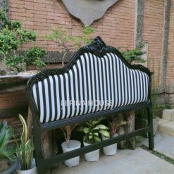 Dipan mewah dengan jok busa empuk dan desain elegan berbahan kayu jati