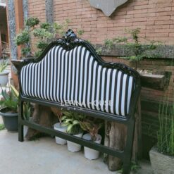 Tempat tidur mewah dengan dipan ukir dari kayu jati solid