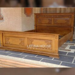 Tempat tidur Majapahit ukir jati klasik elegan dengan detail ukiran khas