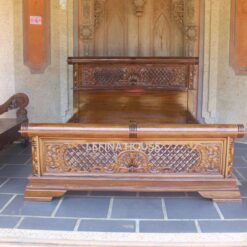 Dipan ukir jati dengan finishing natural bergaya klasik elegan buatan Jepara