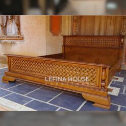 Dipan kepang ukir dari kayu jati bergaya klasik elegan buatan Jepara