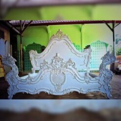 Dipan ukir jati dengan finishing cat duco bergaya klasik elegan