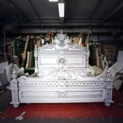 Tempat Tidur Klasik Duco Putih dengan desain ukiran elegan dan kesan mewah Eropa - LDTT013