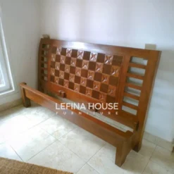 Dipan kayu jati model Getak Tangga bergaya minimalis dengan finishing natural warna jati