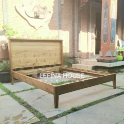 Ranjang tidur minimalis dari kayu jati solid dengan finishing warna natural gaya simple modern