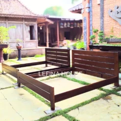 Tempat tidur jati model minimalis simple dengan finishing melamine coklat yang elegan