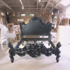 Ranjang ukiran Jepara klasik dari kayu jati dengan finishing hitam elegan dan mewah