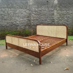 Dipan minimalis dari kayu jati dengan aksen rotan dan finishing natural elegan