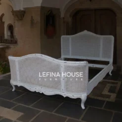 Tempat tidur shabby chic putih dari kayu mahoni dan rotan dengan finishing duco elegan