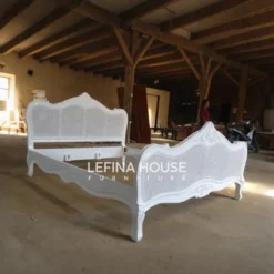 Dipan kayu mahoni dan rotan gaya Scandinavian minimalis dengan finishing duco putih