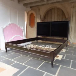 Tempat tidur minimalis dari kayu jati solid dengan headboard jok dan finishing salak tua