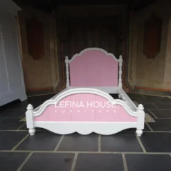 Tempat tidur anak gaya Scandinavian dari kayu mahoni duco putih dan headboard jok pink