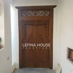 Rumah gebyok kayu jati dengan elemen ukiran klasik khas Jepara, finishing melamine natural