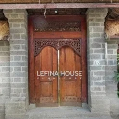 Pintu gebyok ukir kayu jati lebar 2 meter dengan finishing natural klasik khas Jepara