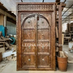 Pintu gebyok polos dari kayu jati solid dengan desain klasik sederhana dan finishing natural