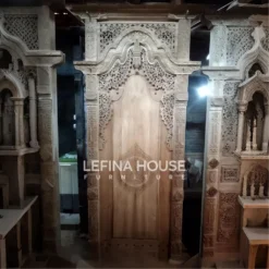 Gebyok Jawa kuno dari kayu jati dengan ukiran tradisional dan finishing melamine natural klasik