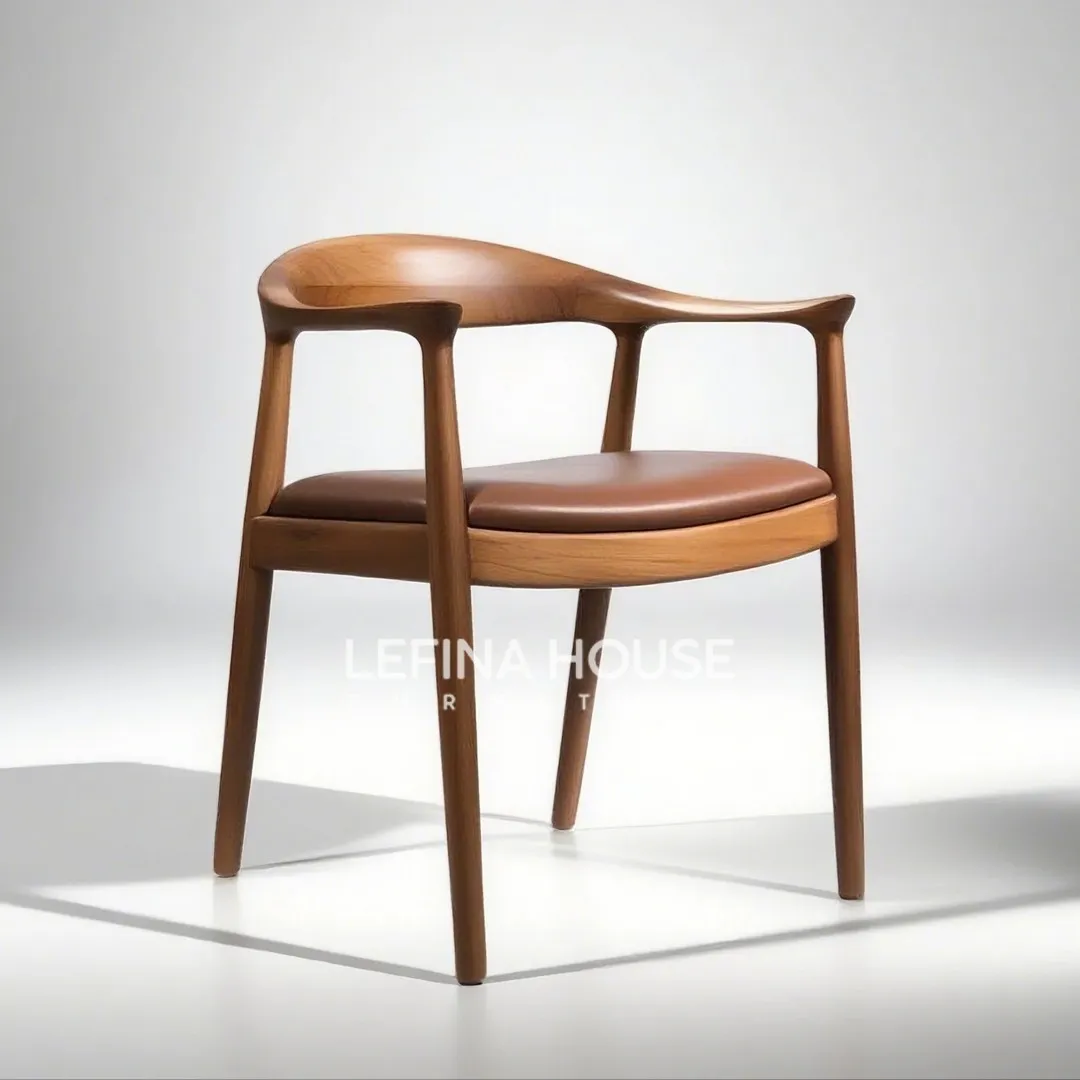 Kursi Japandi dengan jok kulit sintetis dan sandaran melengkung dari kayu jati finishing natural