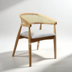 Kursi rotan anyam gaya Japandi dengan kombinasi kayu jati dan finishing natural elegan