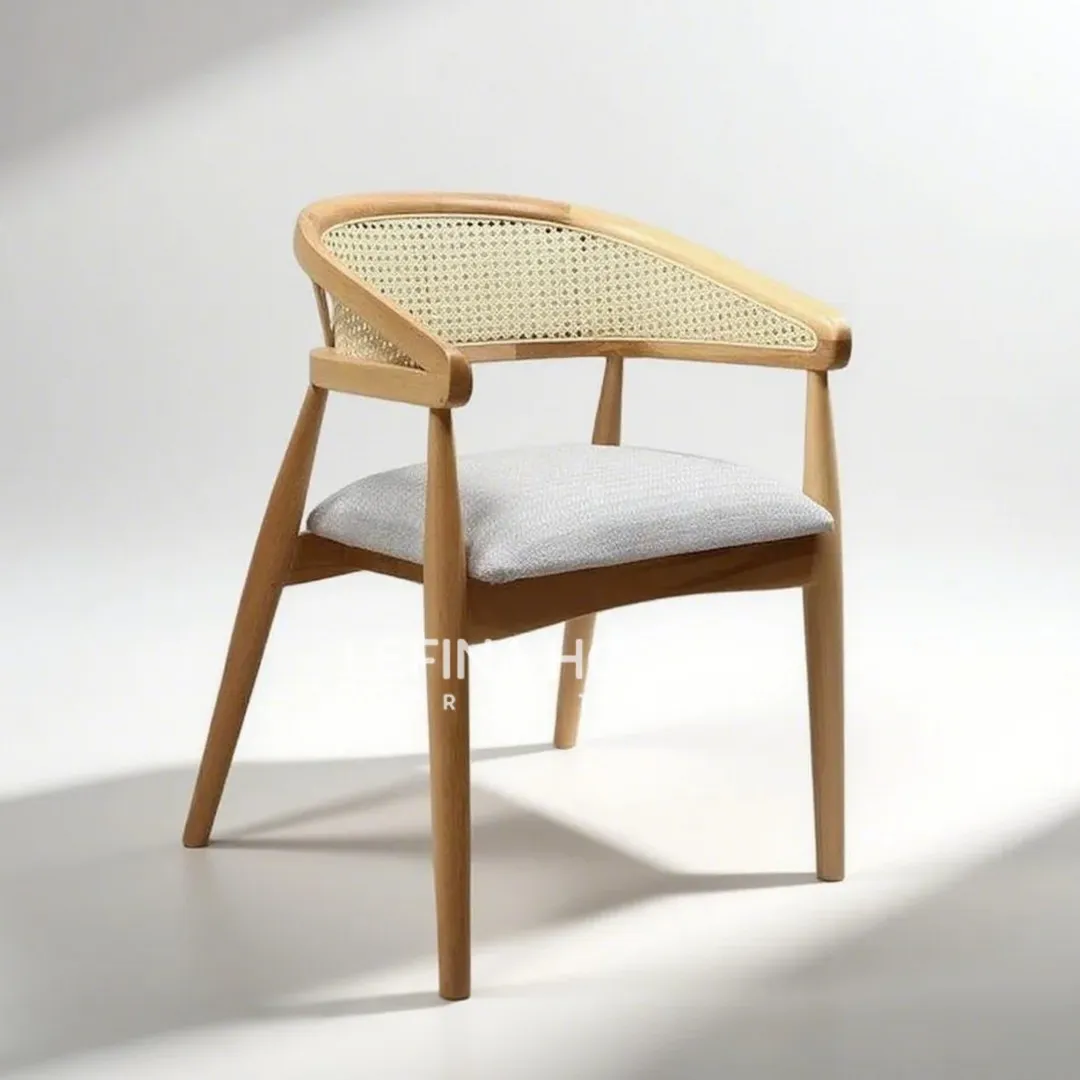 Kursi rotan anyam gaya Japandi dengan kombinasi kayu jati dan finishing natural elegan