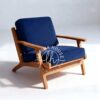 Kursi jati biru navy elegan dan modern.