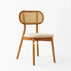 Kursi makan rotan dengan sandaran anyaman dan jok linen warna netral, gaya Scandinavian