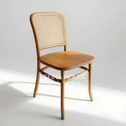 Kursi makan Japandi natural dengan sandaran anyaman rotan dan dudukan jati polos