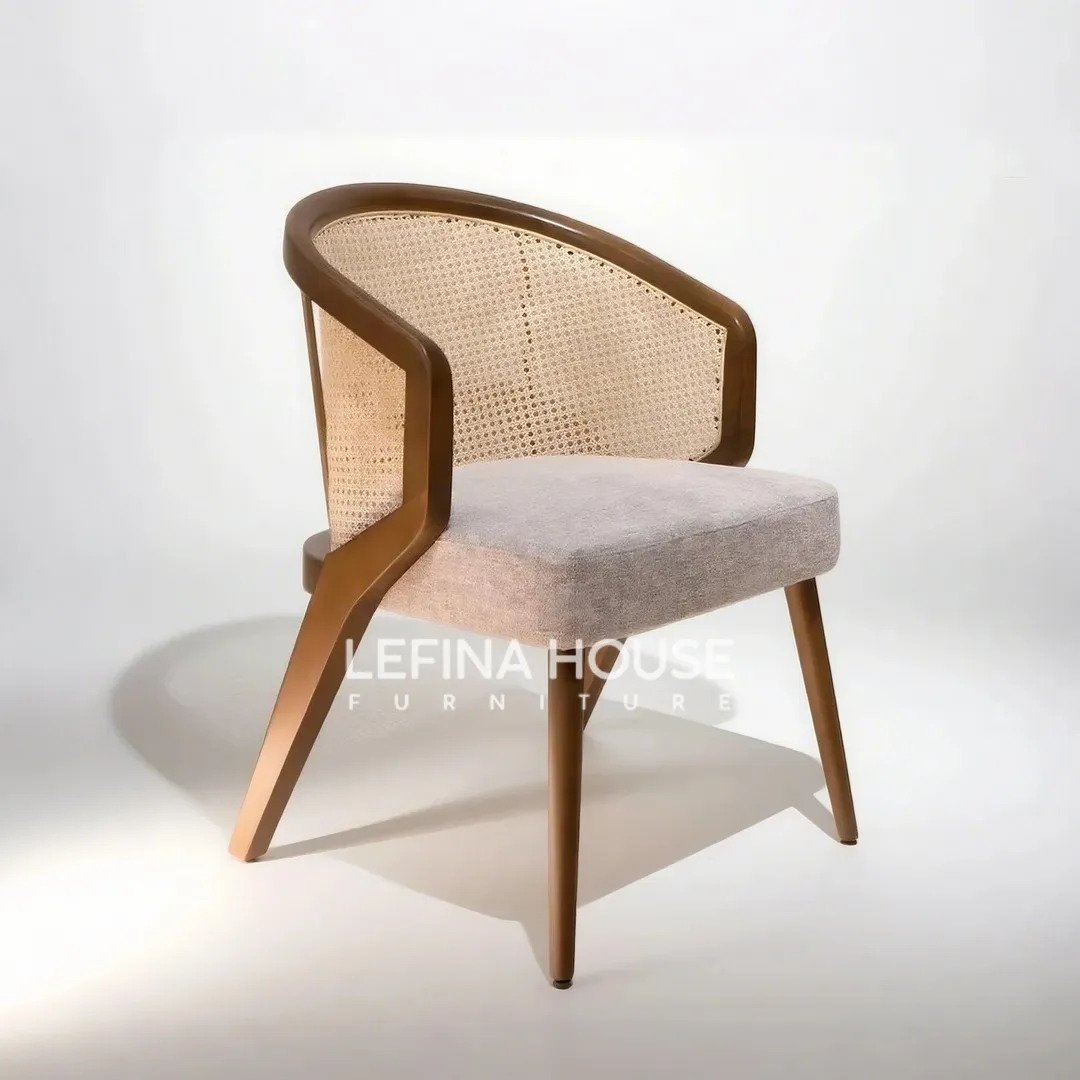 Kursi tanganan rotan jati dengan sandaran setengah lingkar dan jok busa warna natural beige