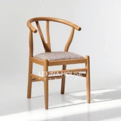 Kursi tanganan jati desain Scandinavian dengan tanganan Y dan jok kain woven warna krem