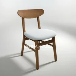 Kursi makan jati minimalis dengan sandaran solid bentuk daun dan dudukan jok warna putih