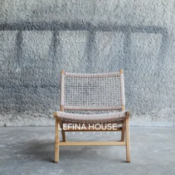 Kursi santai jati model Oksana dengan anyaman rope stylish dan desain ergonomis