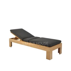 Lounger kayu jati minimalis untuk teras dengan bantalan tebal