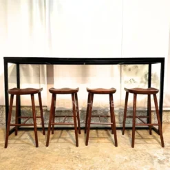 Set meja cafe panjang dengan 8 kursi bar kayu solid dan rangka besi top granit – desain minimalis modern oleh Lefina House