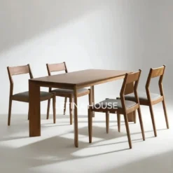 Set meja makan klasik Scandinavian 4 kursi jati dengan sandaran lurus dan jok kain abu