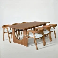 Set meja makan Japandi jati natural dengan kaki setengah lingkaran dan 6 kursi jok putih