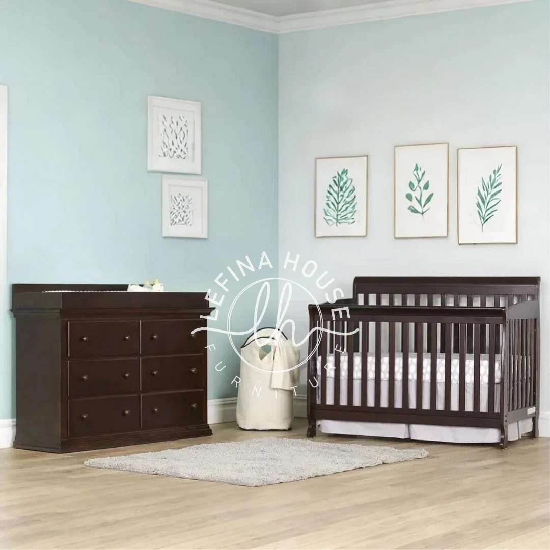 Set Baby Box Klasik warna Coklat Tua, terdiri dari box bayi dan lemari dresser 6 laci.