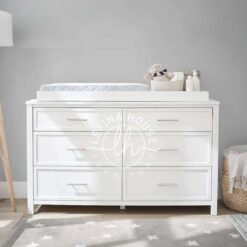 Tempat Tidur Bayi Klasik warna putih dengan headboard kain upholstered.