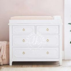 Box Bayi Putih dengan detail Panel di bagian bawahnya bergaya minimalis.