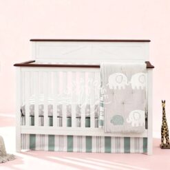 Box Bayi Putih Klasik dengan Headboard Kayu Solid untuk kamar bayi.