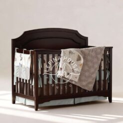 Tempat Tidur Bayi Kayu Model Sleigh Klasik warna coklat tua.