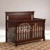 Tempat Tidur Bayi Klasik yang megah dengan headboard panel warna Coklat Tua.