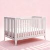 Tempat Tidur Bayi Putih berdesain minimalis dengan kaki yang ramping dan modern.