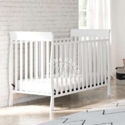 Box Bayi Putih Minimalis dengan desain Kaki Ramping yang modern.