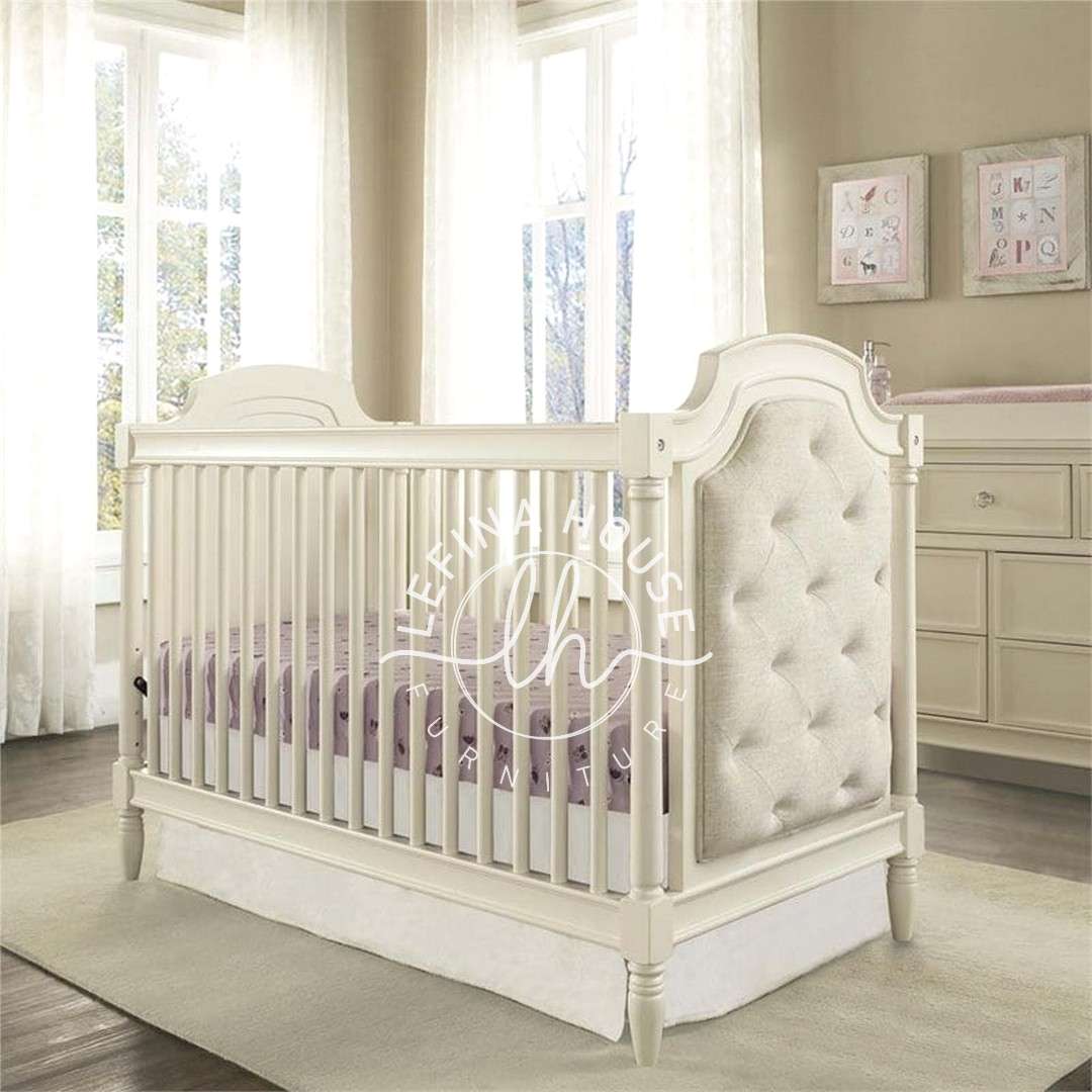 Tempat Tidur Bayi Klasik yang mewah dengan panel kain Upholstered empuk.