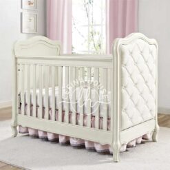 Ranjang Bayi Putih Mewah dengan panel samping kain Upholstered yang empuk.