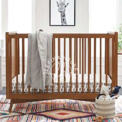 Tempat Tidur Bayi Modern dari Kayu Jati dengan Desain Slat atau jeruji lebar.